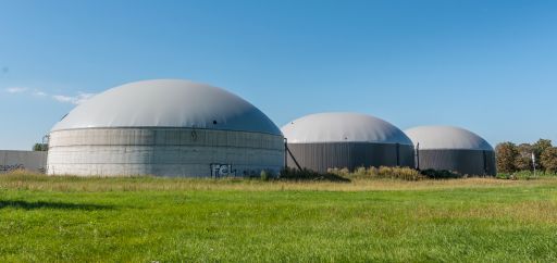 Biogasanlage auf einer Wiese