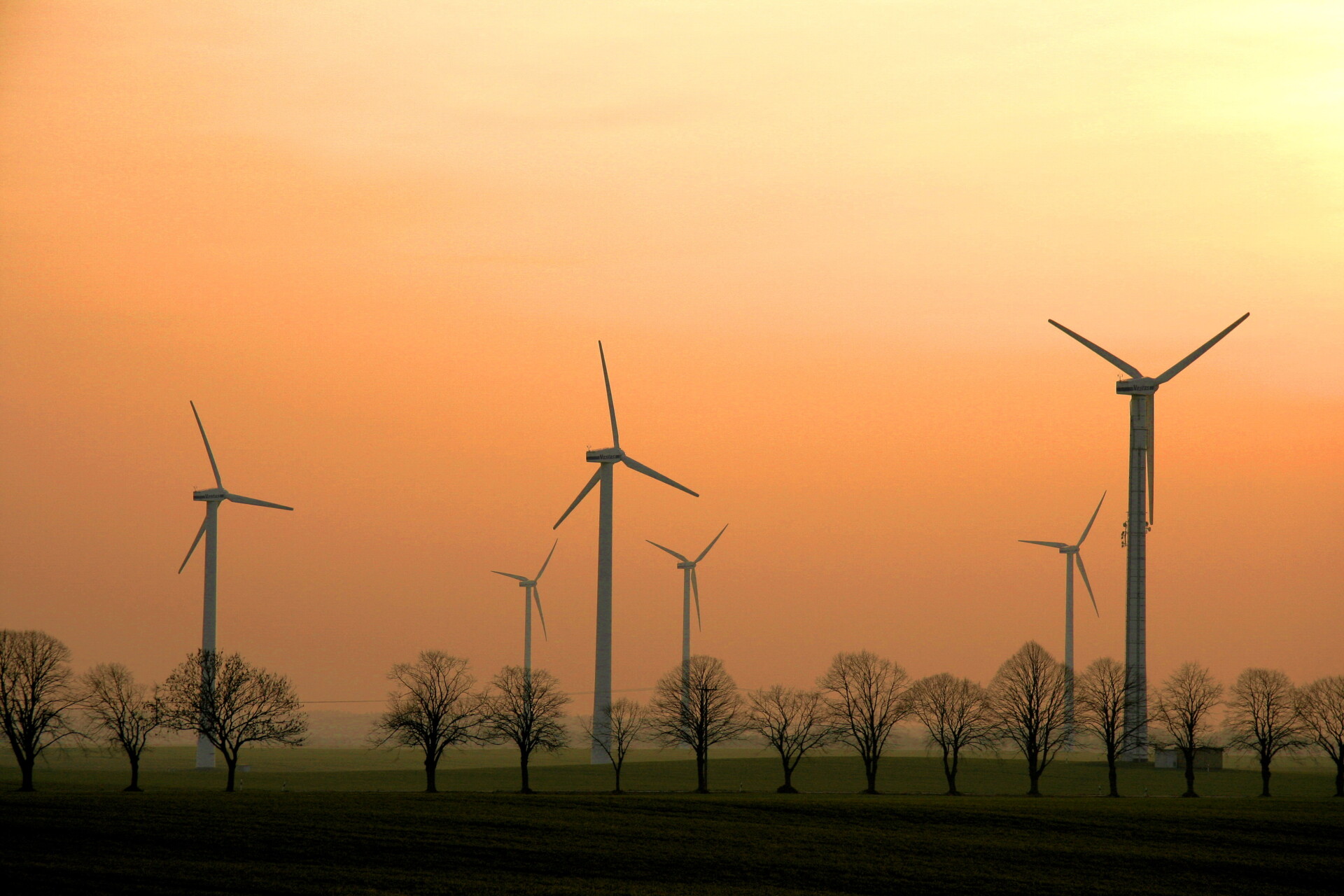 Onshore-Windenergieanlagen vor einem farbigen Himmel