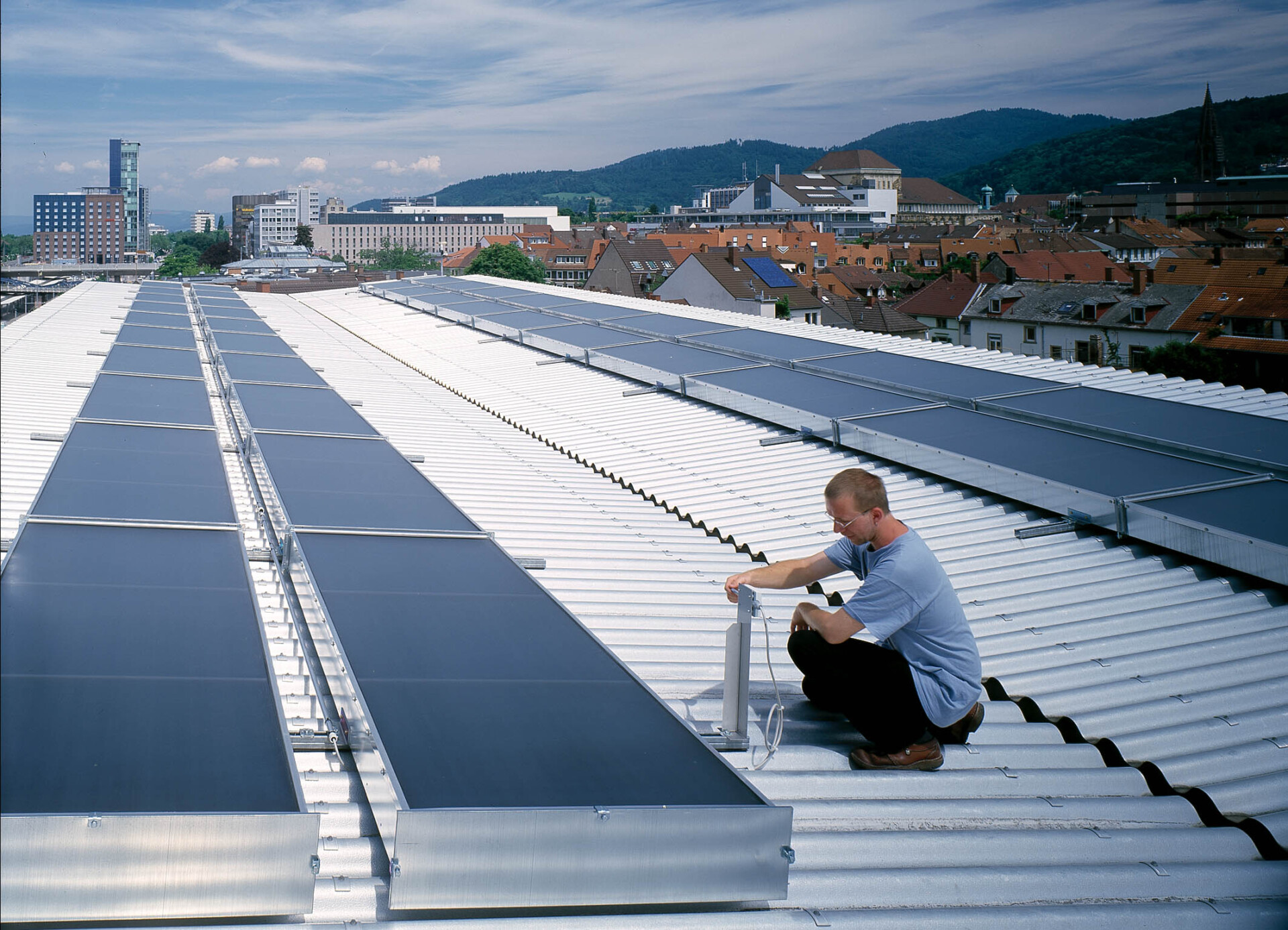 Solarluftkollektorfeld auf dem Dach der IHK in Freiburg als Teil einer Anlage zur Solarthermischen Kühlung.