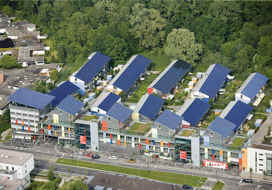 Solarsiedlung Freiburg, Luftaufnahme mit zahlreichen Mehrfamilienhäusern mit Solardachanlagen