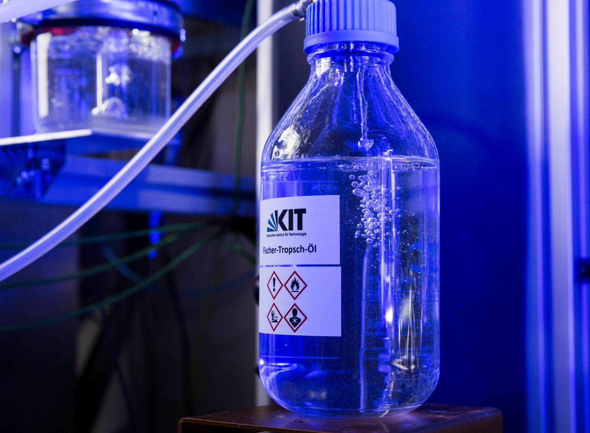 eine Flasche mit der Aufschrift Fischer-Tropsch-Öl in einem Labor